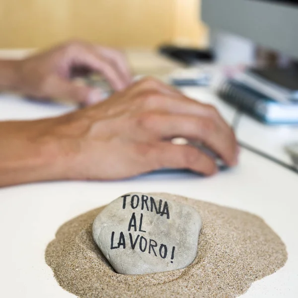 Крупный План Человека Сидящего Рабочим Столом Камень Куче Песка Переднем — стоковое фото