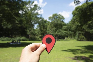 Berlin, Almanya'da popüler Tiergarten genel parkta kırmızı bir marker ile genç bir beyaz adamın elini closeup