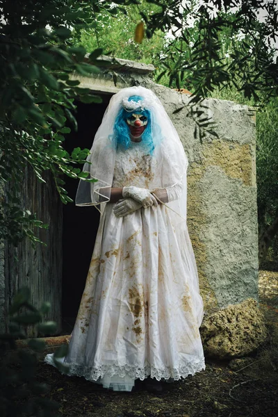 Egy Félelmetes Gonosz Bohóc Visel Egy Koszos Rongyos Menyasszony Ruha — Stock Fotó