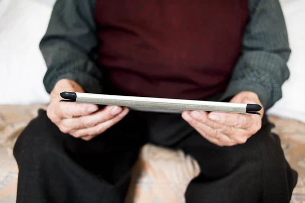 Primer Plano Viejo Hombre Caucásico Sentado Sofá Usando Una Tableta — Foto de Stock