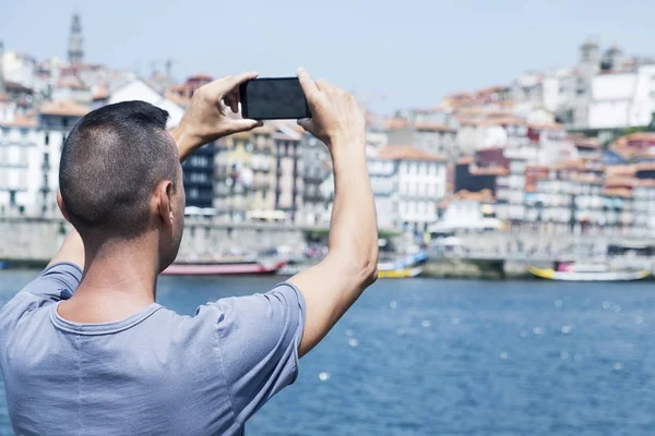 Nahaufnahme Eines Jungen Kaukasischen Mannes Von Hinten Gesehen Beim Fotografieren — Stockfoto