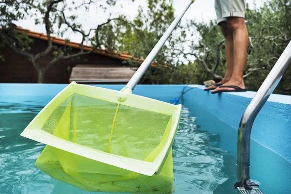 Gros Plan Jeune Homme Caucasien Nettoyant Eau Une Piscine Avec — Photo