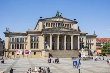 Berlin, Almanya - 25 Mayıs 2018: Berlin, Almanya ve bina Konzerthaus Berlin Gendarmenmarkt meydanında üzerinden bir görünüm
