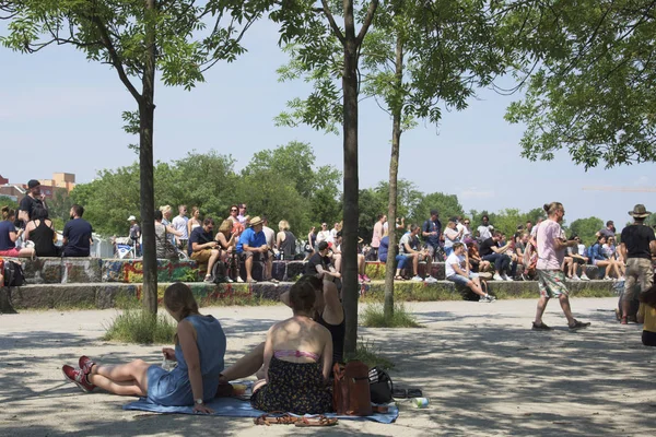 德国柏林 2018年5月27日 在德国柏林 Mauerpark 的人们放松 旁边的流行跳蚤市场 这是建立在每个星期日在这个公园 — 图库照片