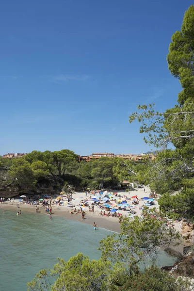 アメトラ 人気のコスタ ドラダの海岸のスペインのカラ Calafato ビーチでアメトラ スペイン 2018 行楽客 — ストック写真