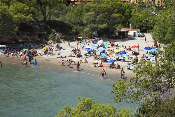 アメトラ 人気のコスタ ドラダの海岸のスペインのカラ Calafato ビーチでアメトラ スペイン 2018 行楽客 — ストック写真