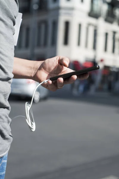 Close Van Een Jonge Blanke Man Buiten Met Behulp Van — Stockfoto