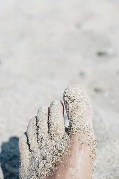 Closeup Του Πόδι Ενός Ανθρώπου Καυκάσιος Καλύπτεται Άμμο Χαλαρωτικό Ξαπλωμένος — Φωτογραφία Αρχείου
