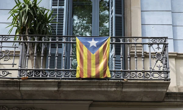 Uma Estelada Bandeira Independentista Catalã Pendurada Corrimão Uma Varanda — Fotografia de Stock