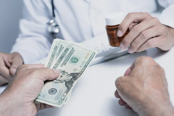 Doktora Doktorlar Masasında Her Ikisi Oturan Bazı Doları Banknot Veren — Stok fotoğraf