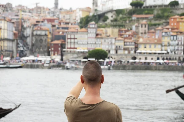 Zbliżenie Młody Człowiek Kaukaski Widziane Tyłu Biorąc Zdjęcie Rzeki Douro — Zdjęcie stockowe