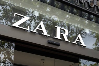 Barcelona, İspanya - 9 Ağustos 2018: Zara tabela Closeup depolamak ünlü Passeig de Gracia caddesi Barcelona, İspanya, kentin en önemli caddelerinden biri