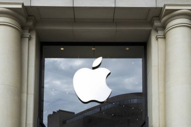 Barcelona, İspanya - 9 Ağustos 2018: Closeup elma stok içinde ünlü Passeig de Gracia caddesi Barcelona, İspanya, kentin en önemli caddelerinden biri tabela