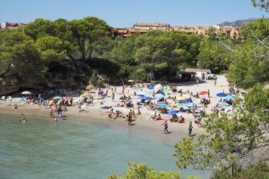 Ametlla De Mar, İspanya - 26 Ağustos 2018: Ametlla de Mar, İspanya, popüler Costa Daurada kıyılarında Cala Calafato sahilde tatil
