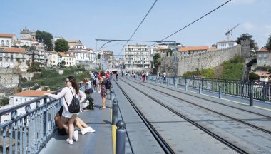 Porto, Portekiz - 29 Ağustos 2018: turist sayısı ünlü Dom Luis üstündeki gözlemleyerek Porto, Portekiz, şehrin en önemli yerlerinden ben köprü