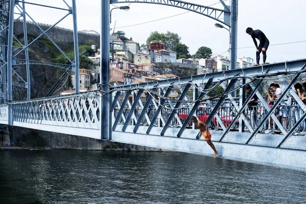 Porto Portugal Agosto 2018 Jóvenes Locales Saltan Desde Famoso Puente — Foto de Stock