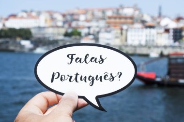 Genç bir beyaz adam soru ırmaktır Portekiz ile bir konuşma balonu tutan eli, Portekizce biliyor musun? Portekizce, Porto, Portekiz, ön planda Douro Nehri ile yazılı