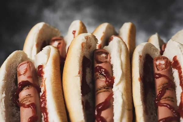 Detailní Záběr Nějaké Strašidelné Hotdogů Tvaru Krvavé Prstů — Stock fotografie