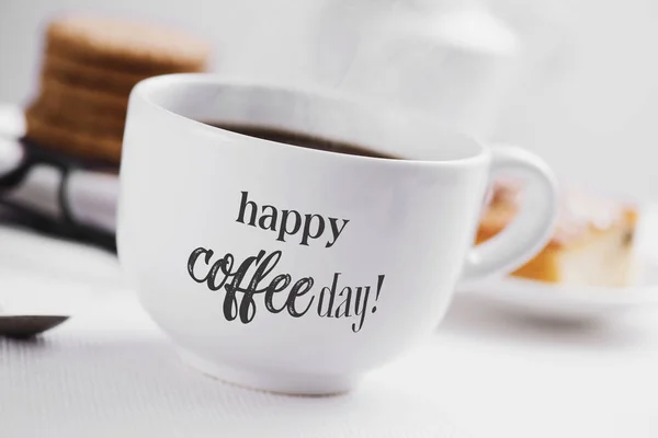 Texten Happy Kaffe Dagen Skriven Vit Keramisk Kopp Med Kaffe — Stockfoto