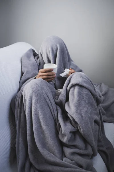 Närbild Sjuk Unga Kaukasiska Man Hemma Täckt Med Ljus Grå — Stockfoto