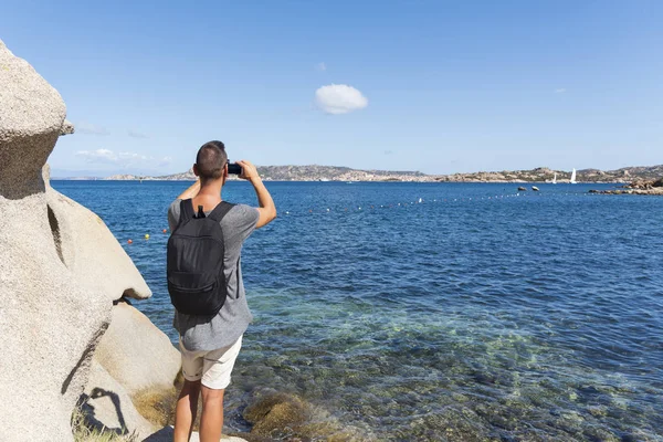 Jeune Homme Caucasien Prenant Une Photo Côte Mer Méditerranée Sardaigne — Photo