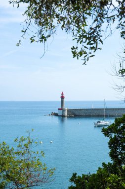 bir görünüm Vieux Port deniz feneri Bastia, Korsika, Fransa, arka planda horizon ile açık bir günde eski liman