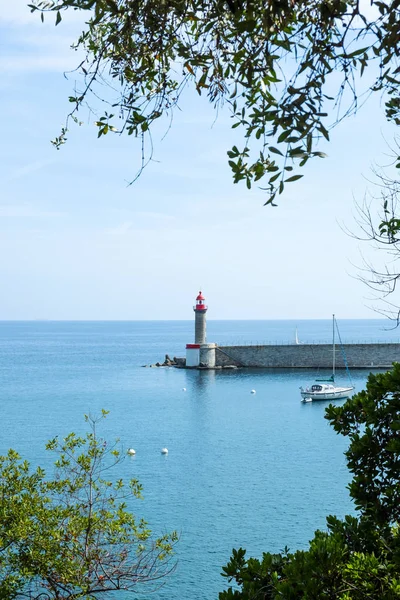 bir görünüm Vieux Port deniz feneri Bastia, Korsika, Fransa, arka planda horizon ile açık bir günde eski liman