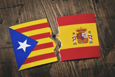 Estelada, Katalan yanlısı bağımsızlık bayrak ve İspanya, bir rustik ahşap yüzeye kırık bayrağı