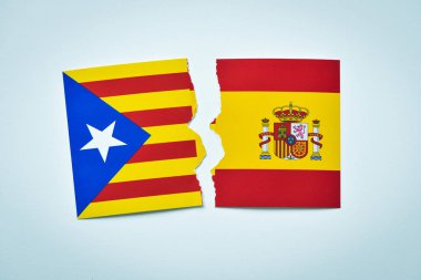 Estelada, Katalan yanlısı bağımsızlık bayrak ve İspanya, bir off-beyaz arka plan üzerinde kırık bayrağı
