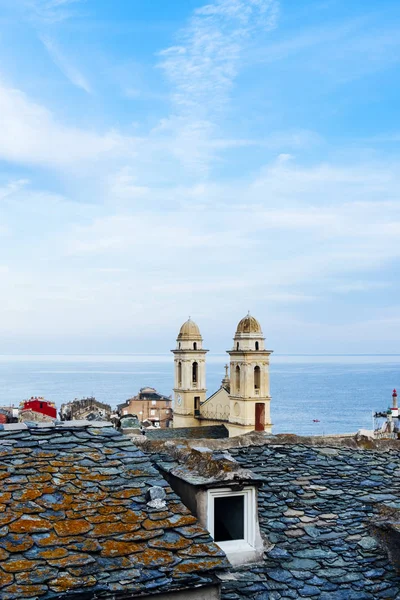 在巴斯蒂亚 科西嘉 法国的圣 巴蒂斯特教堂的特色双钟塔 突出上面旧镇的旧石板屋顶和背景地中海 — 图库照片