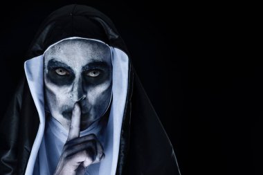 sessizlik, sağda bir boşluk ile siyah bir arka plan karşı isteyen tipik bir siyah ve beyaz alışkanlık giyen bir korkutucu kötü Rahibe, portre