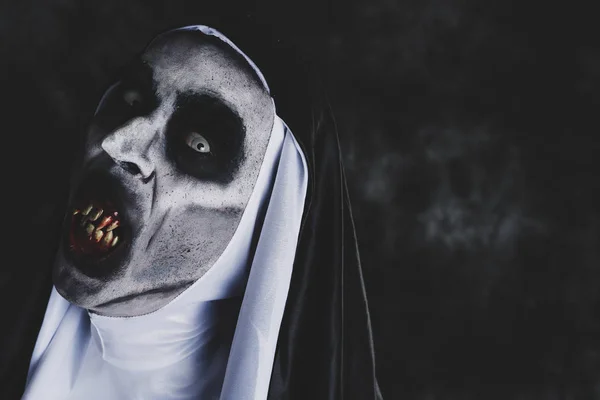 Closeup Frightening Evil Nun Bloody Teeth Scary Eyes Wearing Typical — Stock Photo, Image