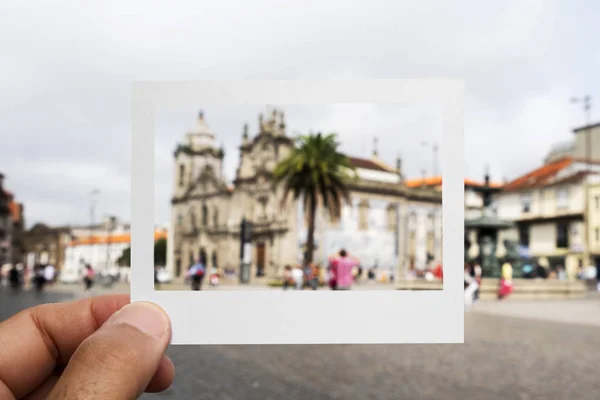 Close Jovem Caucasiano Com Uma Moldura Cartão Branco Mão Frente — Fotografia de Stock