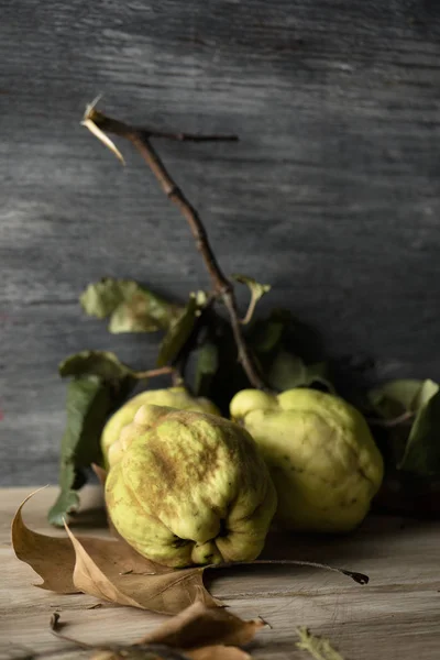 Gros Plan Quelques Fruits Coing Sur Une Table Rustique Bois — Photo