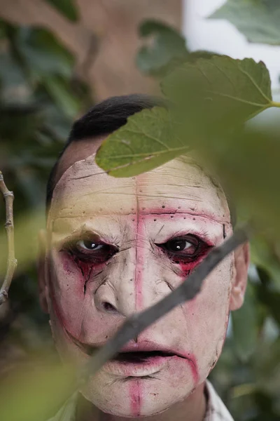 Bir Abandonded Evin Arka Bahçesinde Korkunç Bir Sakat Adam Closeup — Stok fotoğraf