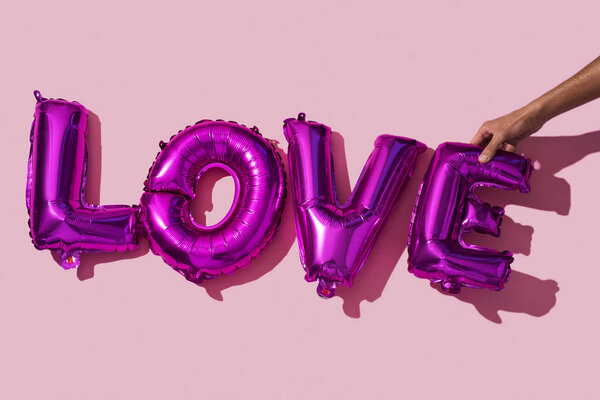 Young Man Forming Word Love Some Fuchsia Letter Shaped Balloons — Stock Photo, Image
