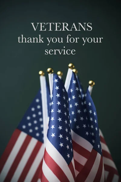 一些美国国旗和文本退伍军人感谢你的服务 对一个深绿色背景 — 图库照片