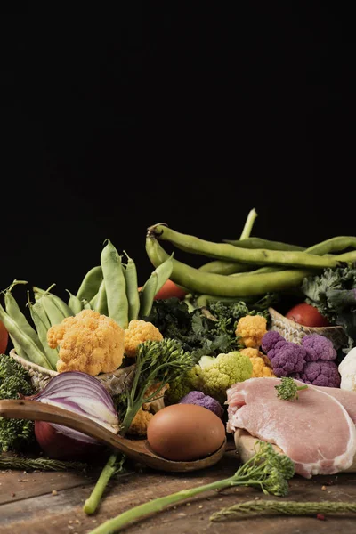 一部の果物や生野菜 カリフラワー Broccolini フランス語豆といくつかの卵や素朴な木製のテーブル 黒の背景の上にいくつかの空白部分に肉のいくつかのスライスなど — ストック写真