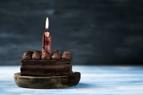 Close Van Een Meerdere Lagen Chocolade Cake Gegarneerd Met Een — Stockfoto