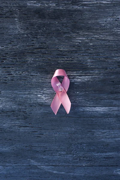 Nastro Rosa Consapevolezza Del Cancro Seno Appuntato Con Una Manopola — Foto Stock