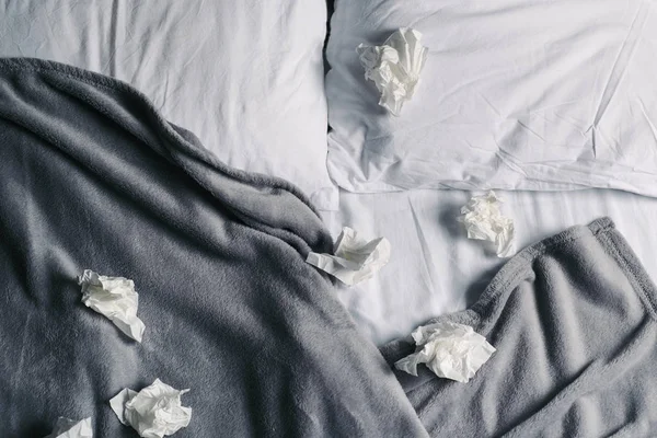 Hoge Hoekmening Van Een Onopgemaakte Bed Bedekt Met Een Licht — Stockfoto
