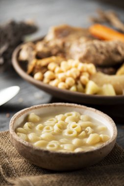 sopa de galets veya escudella de Nadal ve carn d olla, galets makarna çorbası ve et ve sebze suyu, genellikle Noel günü Katalonya, İspanya yemiş kullanılan