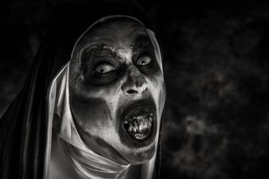 tipik bir siyah ve beyaz alışkanlık, siyah beyaz giyen bir korkunç kötü Rahibe, korkutucu dişli, portre