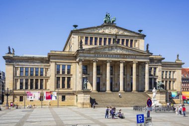 Berlin, Almanya - 25 Mayıs 2018: Berlin, Almanya ve bina Konzerthaus Berlin Gendarmenmarkt meydanında üzerinden bir görünüm