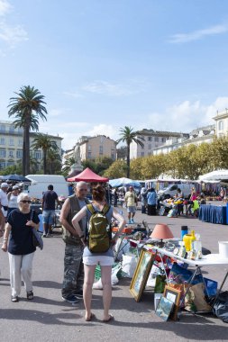 Bastia, Fransa - 16 Eylül 2018: insanlar her Pazar yer Sablon Meydanı Bastia, Corsica, Fransa'yüklü bir sokak pazarında satın alma