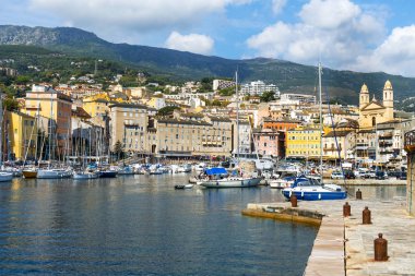 Bastia, Fransa - 16 Eylül 2018: Vieux Port görünümünü, Bastia'da Corsica, Fransa, higlighting ikiz eski liman çan kuleleri Saint-Jean Saint-Jean-Baptiste kilisenin sağ