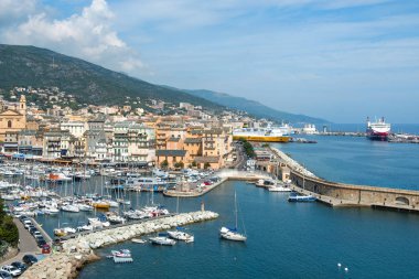 Bastia, Fransa - 16 Eylül 2018: Sağdaki Vieux Port, Bastia, soldaki Corsica, Fransa için eski liman ve yeni ticari liman görünüm
