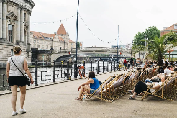 Berlin Duitsland Mei 2018 Mensen Ontspannen Zittend Ligstoelen Oever Van — Stockfoto