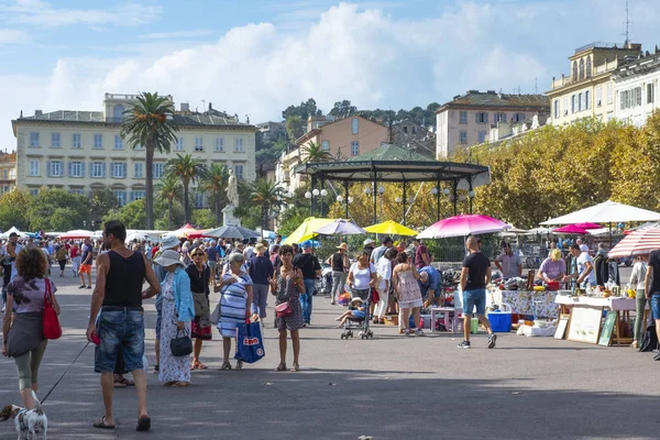 巴斯蒂亚 2018年9月16日 购买街头市场的人每星期日安装在位于法国科西嘉岛巴斯蒂亚的圣尼古拉斯广场 — 图库照片