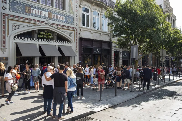 Porto Portugal August 2018 Eine Menschenschlange Wartet Darauf Die Berühmte — Stockfoto
